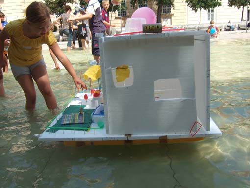 Impressions from the workshop "Floating houses" at the Az W