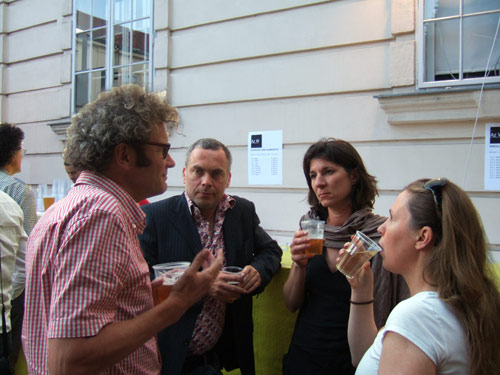 Fotos vom Eröffnungsabend der Ausstellung "Deadline today"