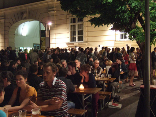 Fotos vom Eröffnungsabend der Ausstellung "Deadline today"