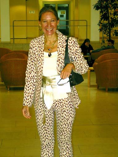 Marion Kuzmany im Foyer des Geriatrischen Zentrums am Kaiser-Franz-Josef-Spital (Anton Schweighofer, 2003)