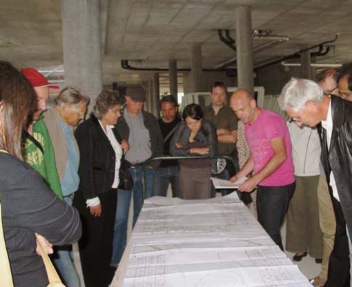 Bernhard Weinberger und die sonntags 220 Gruppe im Rohbau des Wohn- und Pflegehauses Leopoldstadt (Helmut Wimmer Architetken, 2010)