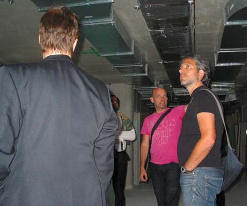 Bernhard Weinberger, Harald Gründl (EOOS) im Rohbau des Wohn- und Pflegehauses Leopoldstadt (Helmut Wimmer Architetken, 2010)