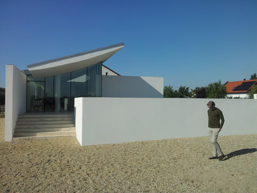 Johannes Baar-Baarenfels vor dem Haus am Weingarten, Podersdorf / Baar-Baarenfels Architekten, 2000