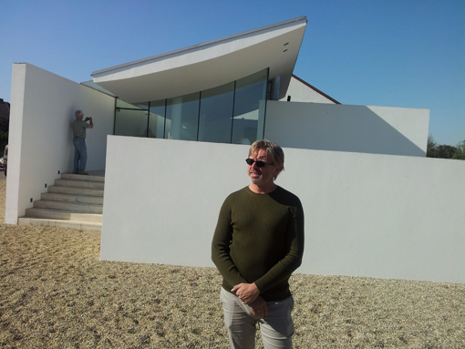 Johannes Baar-Baarenfels in front of the Haus am Weingarten (house in the vineyards), Podersdorf: Baar-Baarenfels Architekten, 2000