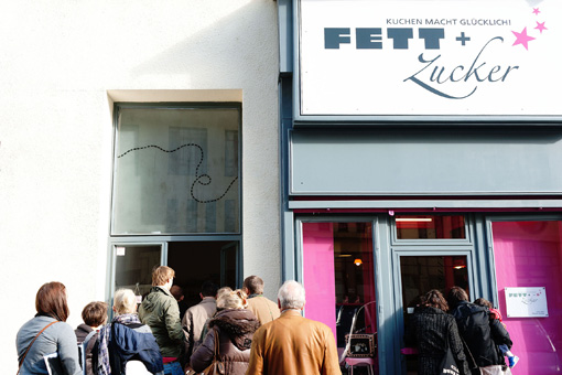 sonntags 253 / designsafari 7- Gruppe vor dem Lokal „Fett und Zucker“