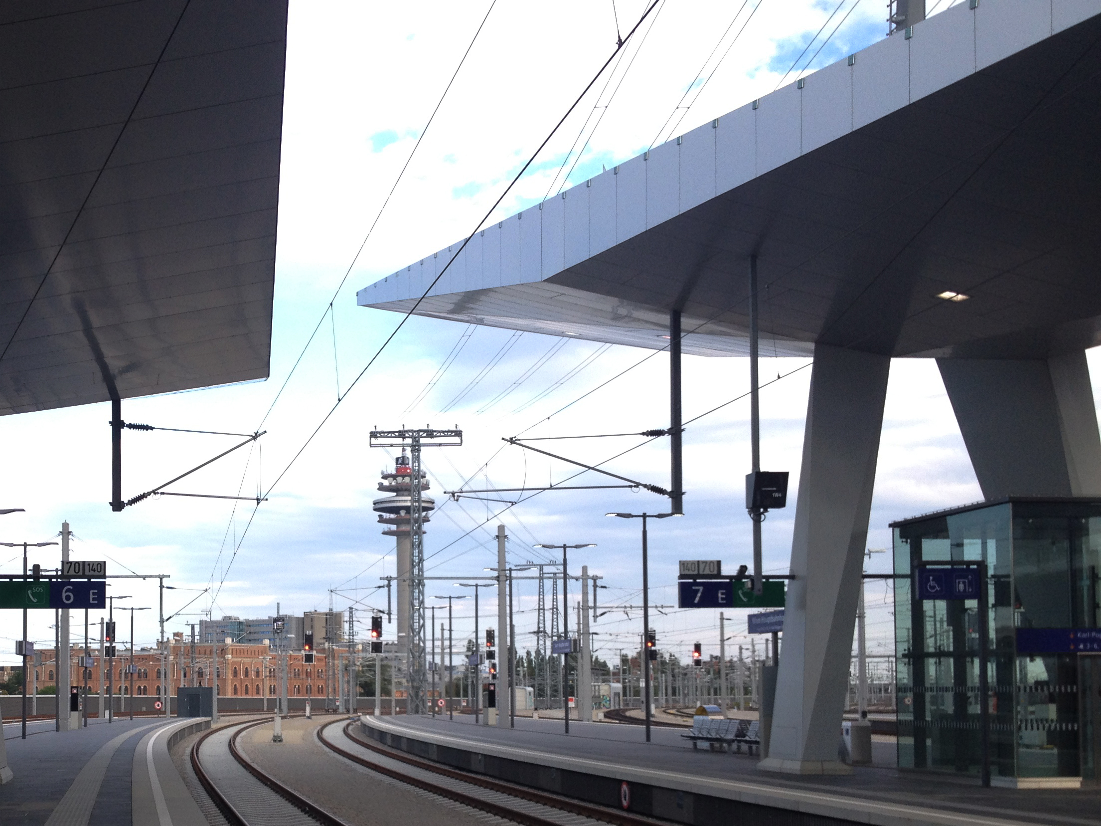 Az W on site: Erste Campus & Main Train Station