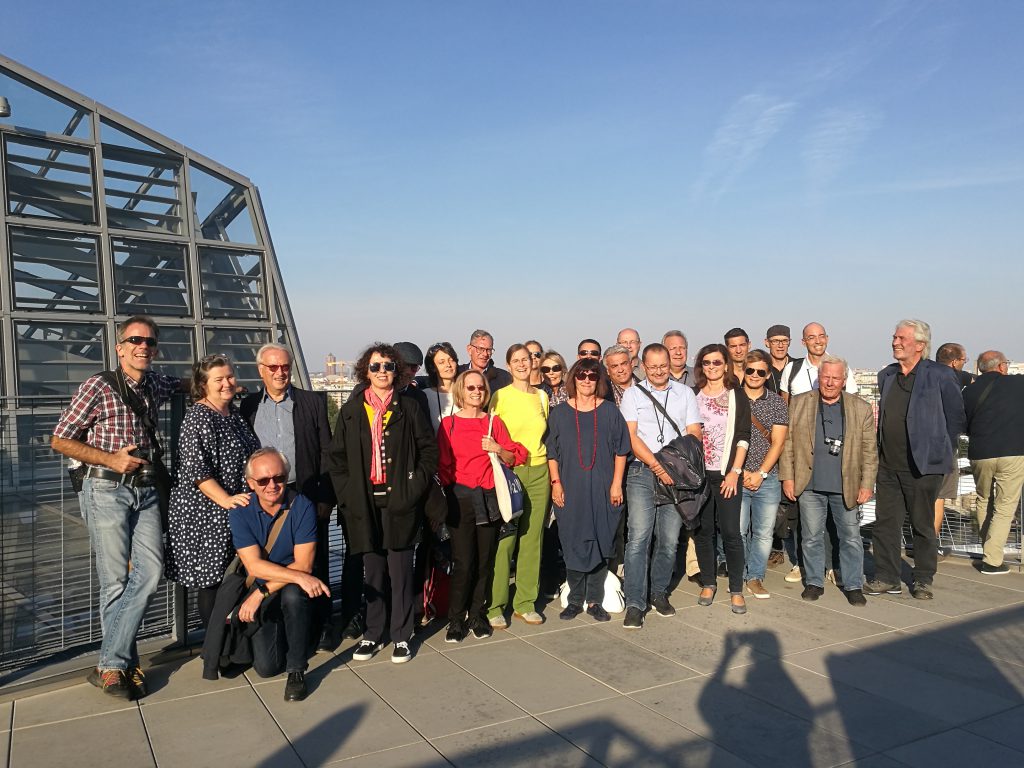 eine Gruppe von Menschen vor einem Gebäude