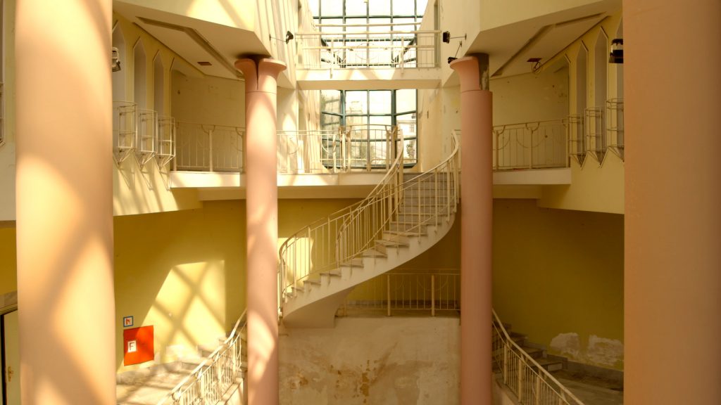 A curved staircase with two columns
