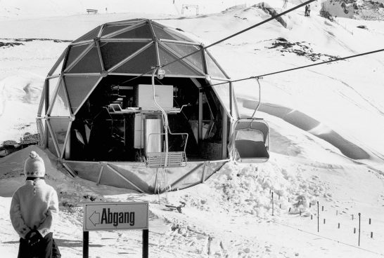 Black and white picture of a round station of a chair lift