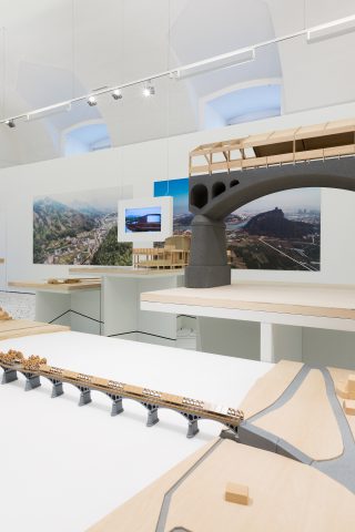 Großes Modell mit Brücke