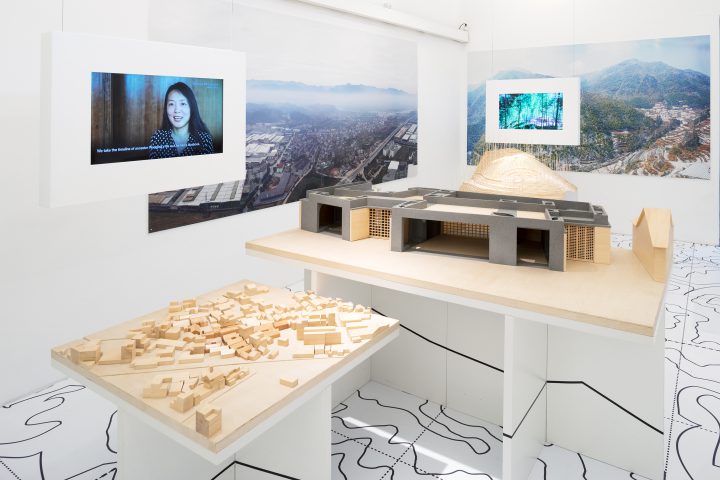 2 Modelle und 2 Bildschirme in Ausstellung