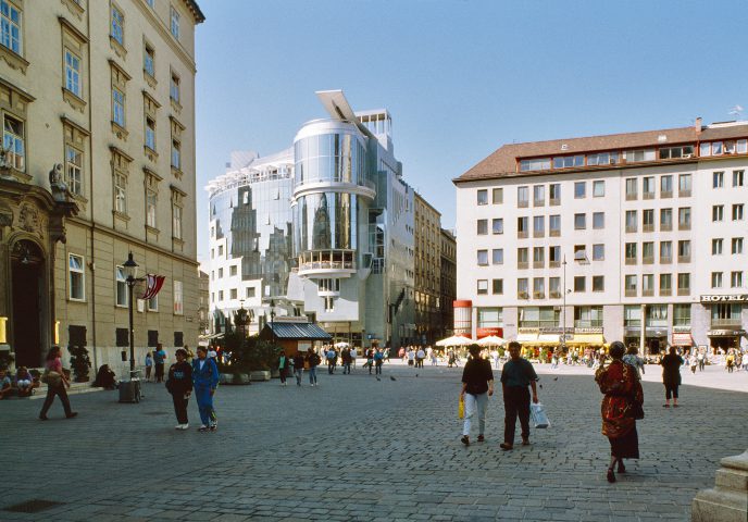 Platz mit Haus mit verspiegelten Fenstern
