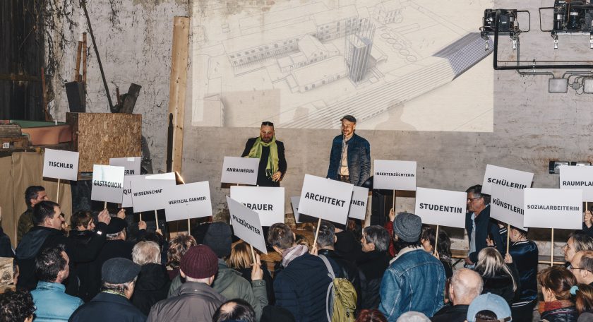 Menschengruppe mit Schildern in der Hand