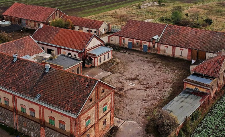 Hof-Areal mit roten Ziegeldächern von oben