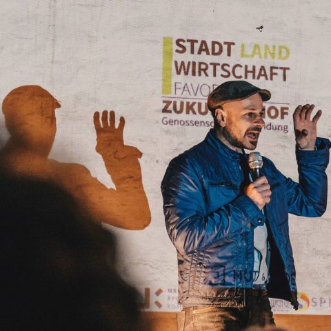 Mann spricht in ein Mikrofon