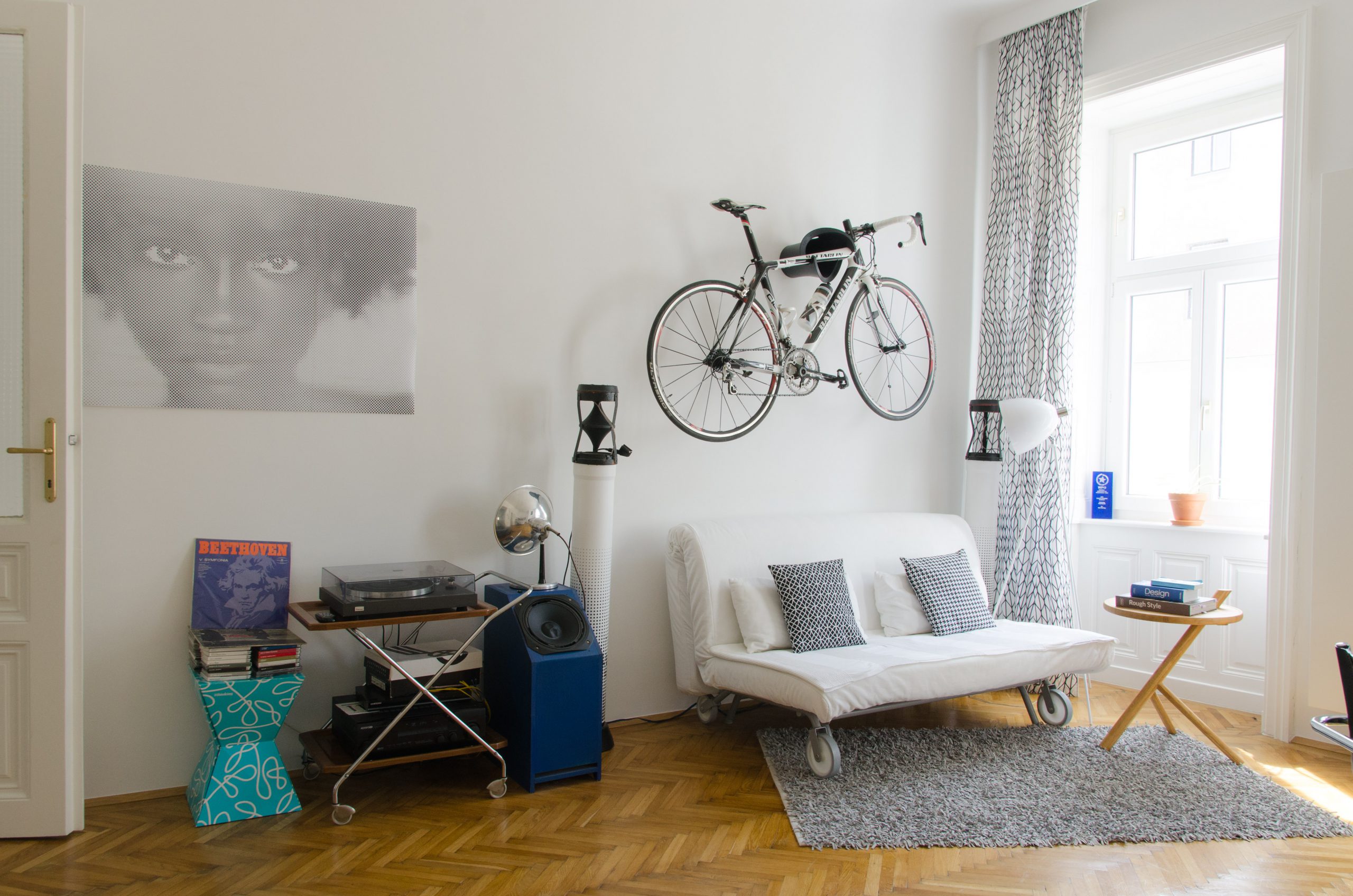 Wohnzimmer mit Fahrrad an der Wand