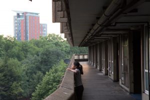 Mädchen auf einem Balkon