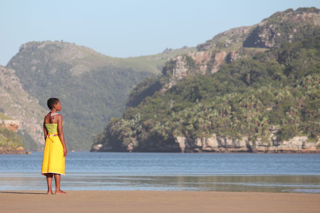 Frau mit gelbem Rock am Strand