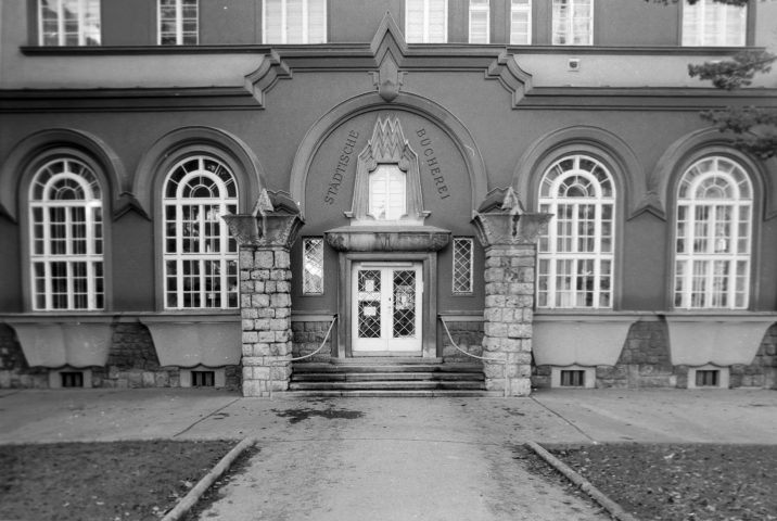 Schwarz-weiß-Foto eines Eingangsportals mit Treppe und Säulen