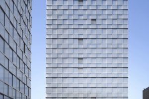 Hochhaus vor blauem Himmel