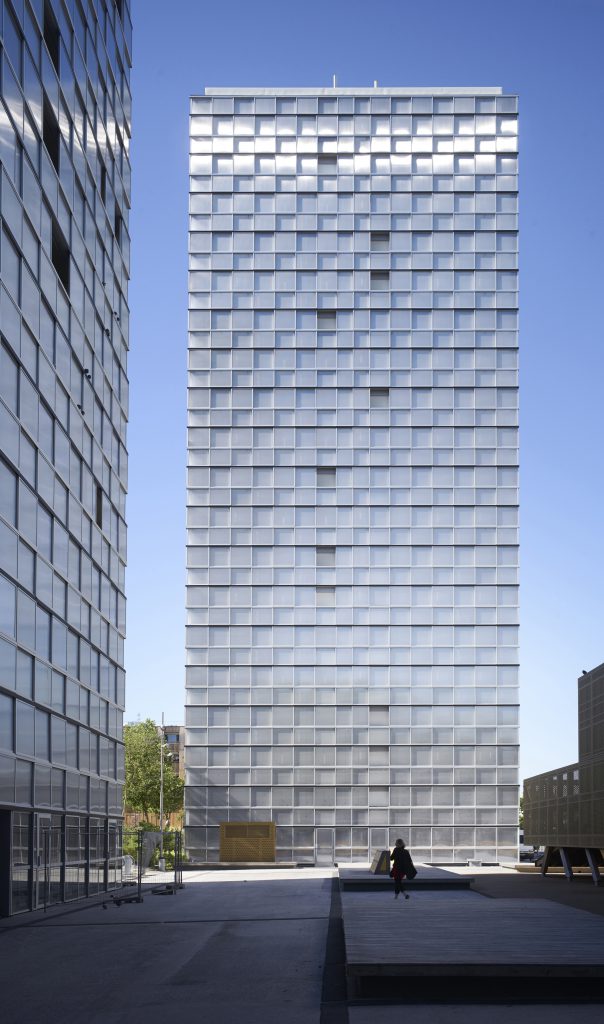 Hochhaus vor blauem Himmel