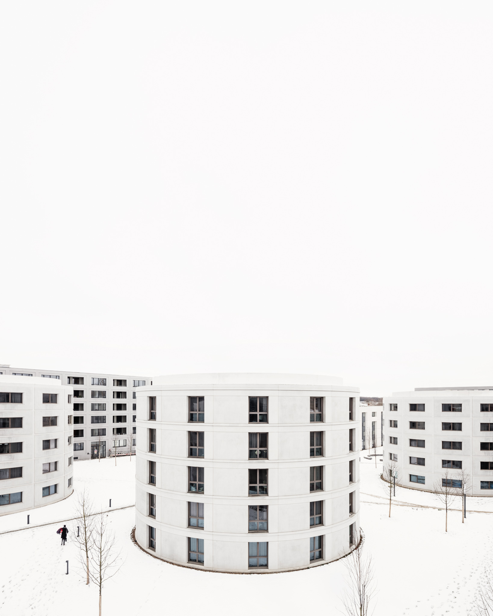 runde weiße Gebäude in weißer Umgebung