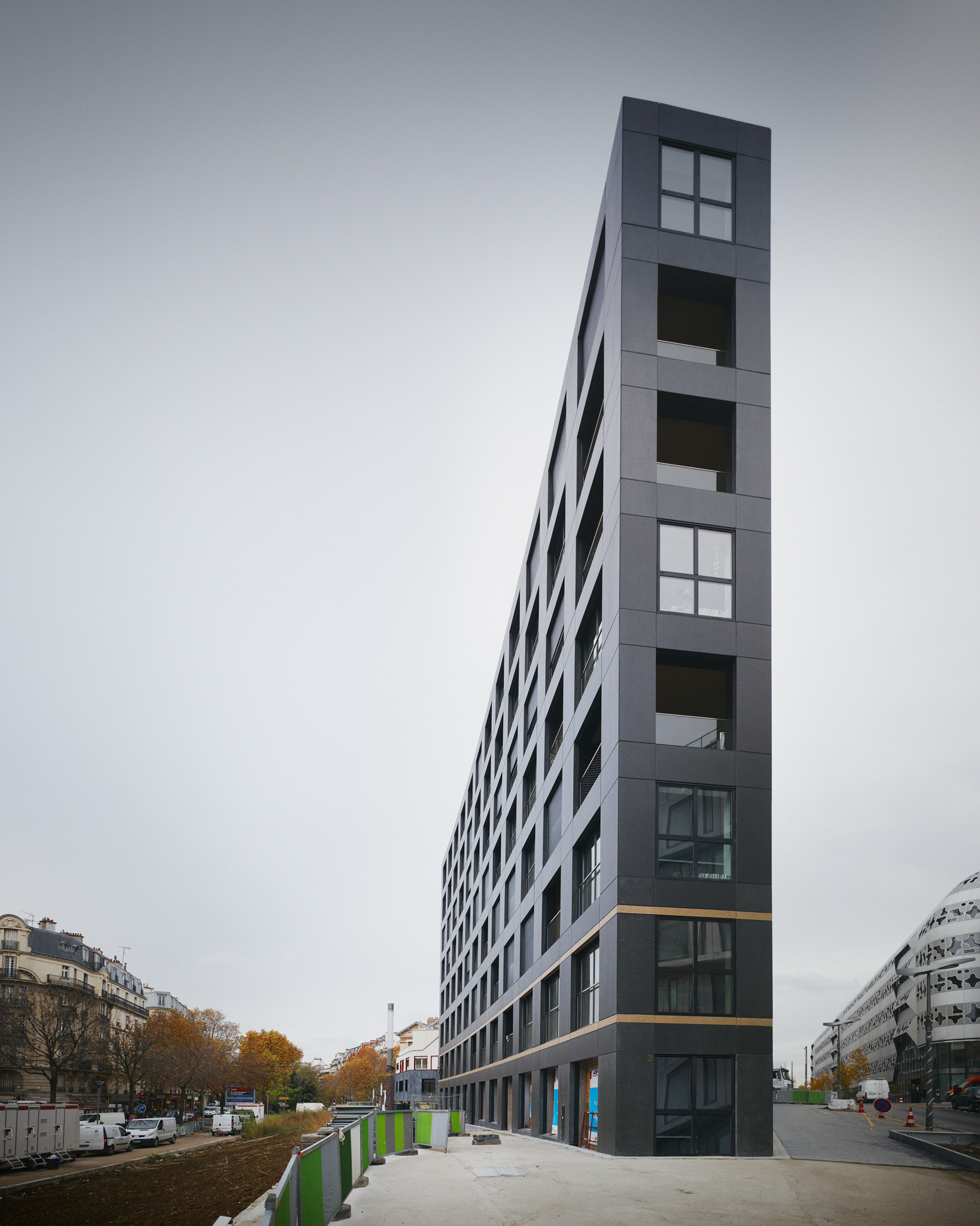 dunkles sehr schmales hohes Gebäude