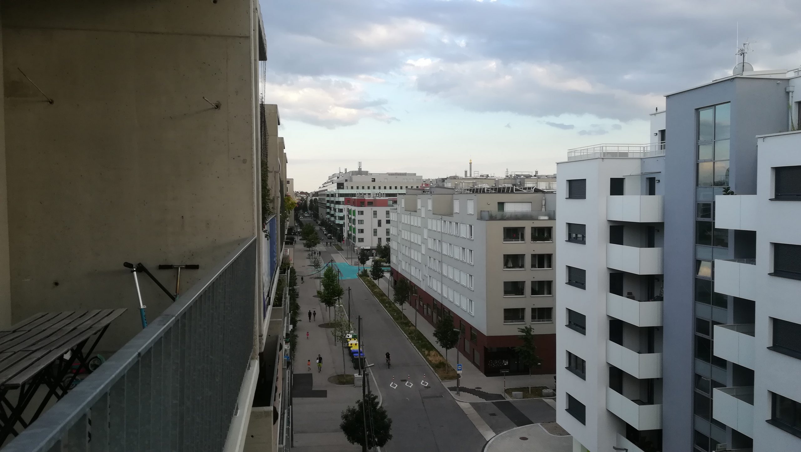 Blick auf eine Straße mit mehreren mehrstöckigen Wohnhäusern