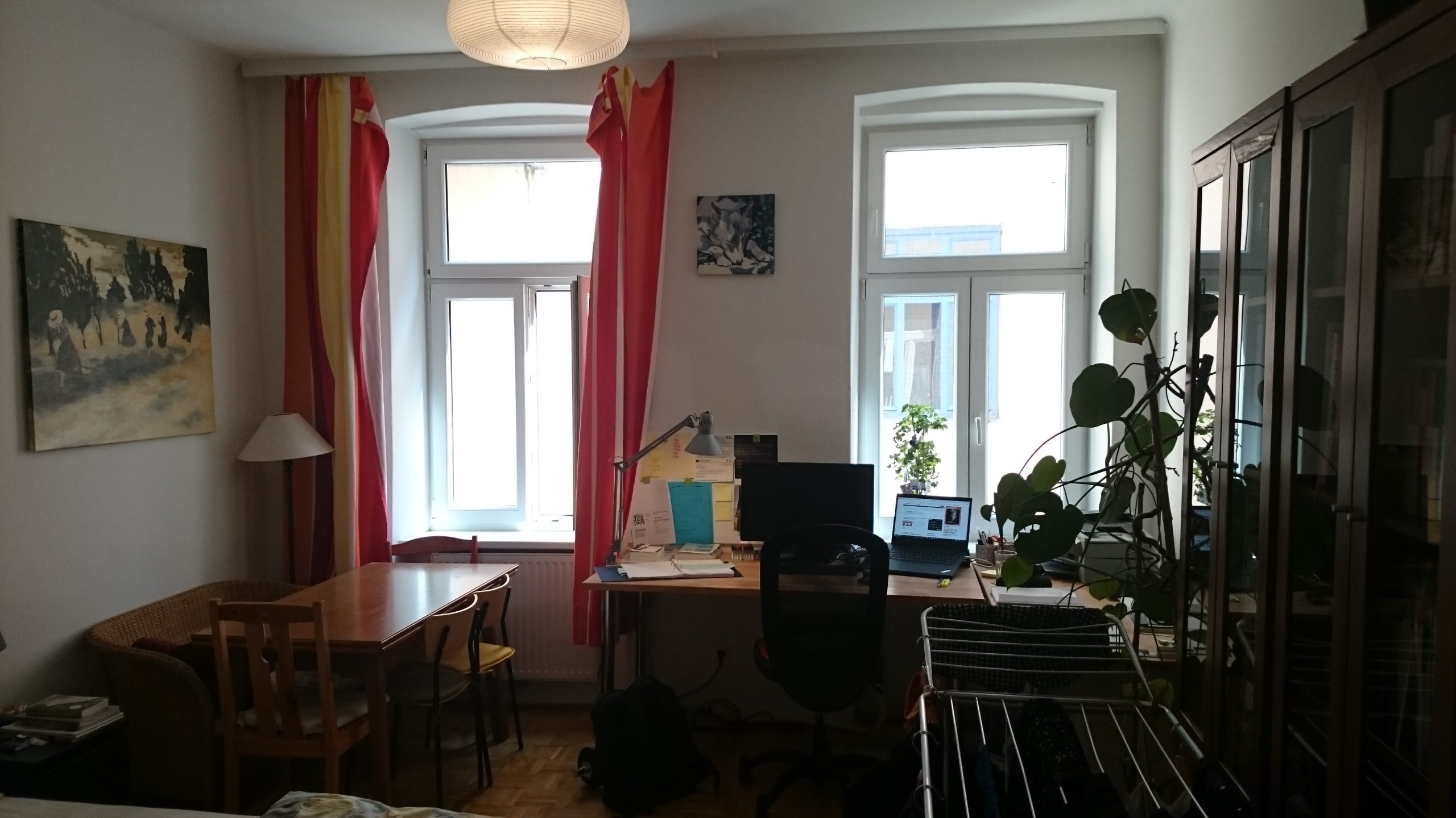Zimmer mit zwei Fenstern und zwei Tischen, Grünpflanze und Wäschespinne
