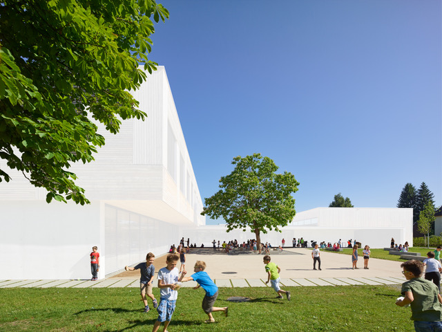 Rendering eines Hauses mit spielenden Kindern auf einer Grünfläche davor