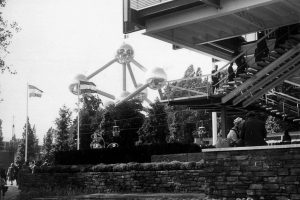 schwarz weiss Fotot mit Atomium in Brüssel