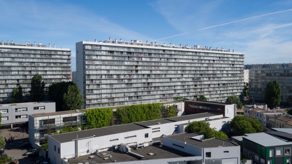 großer Wohnblock mit Glasfassade