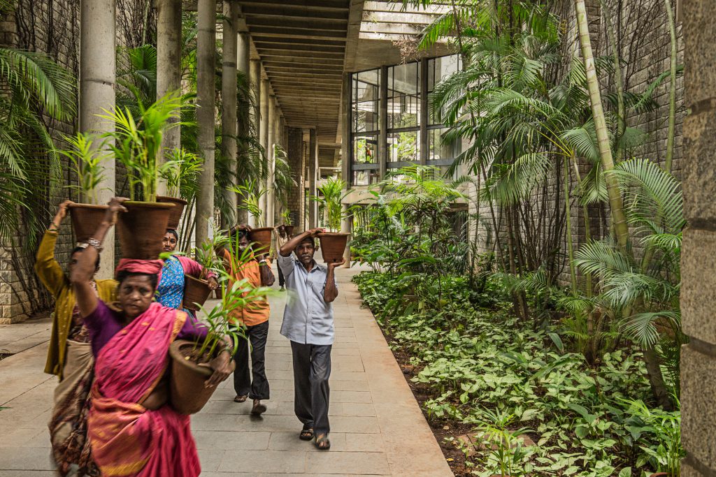 Menschen in Indien mit Töpfen auf den Armen