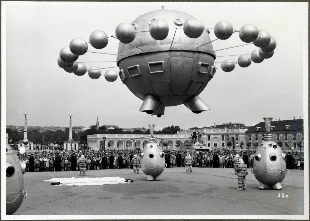 Schwarz-weiß Foto mit Ufo