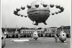 Schwarz-weiß Foto mit Ufo