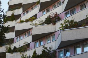 Hausfassade mit 3-eckigen Balkonen