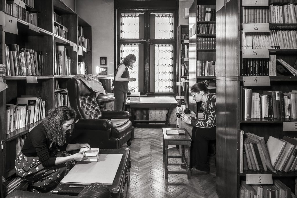 schwarz-weiß Foto mit 3 frauen in einer Bibliothek