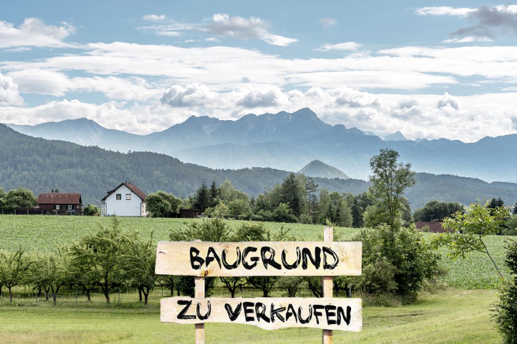 Landschaft mit Schild 