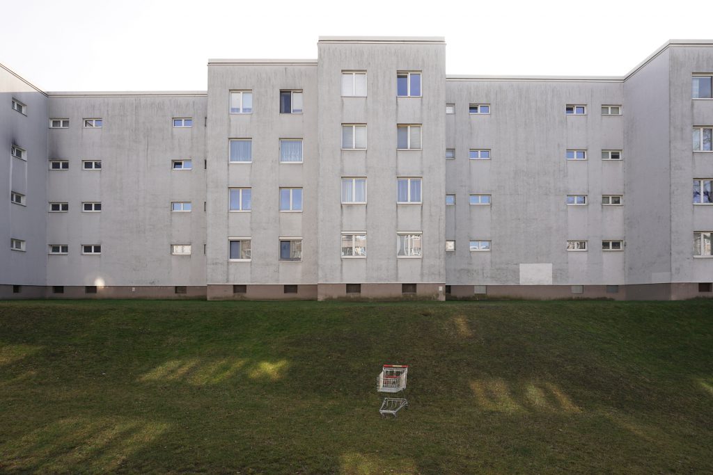 gruaer Apartmentblock und Wiese