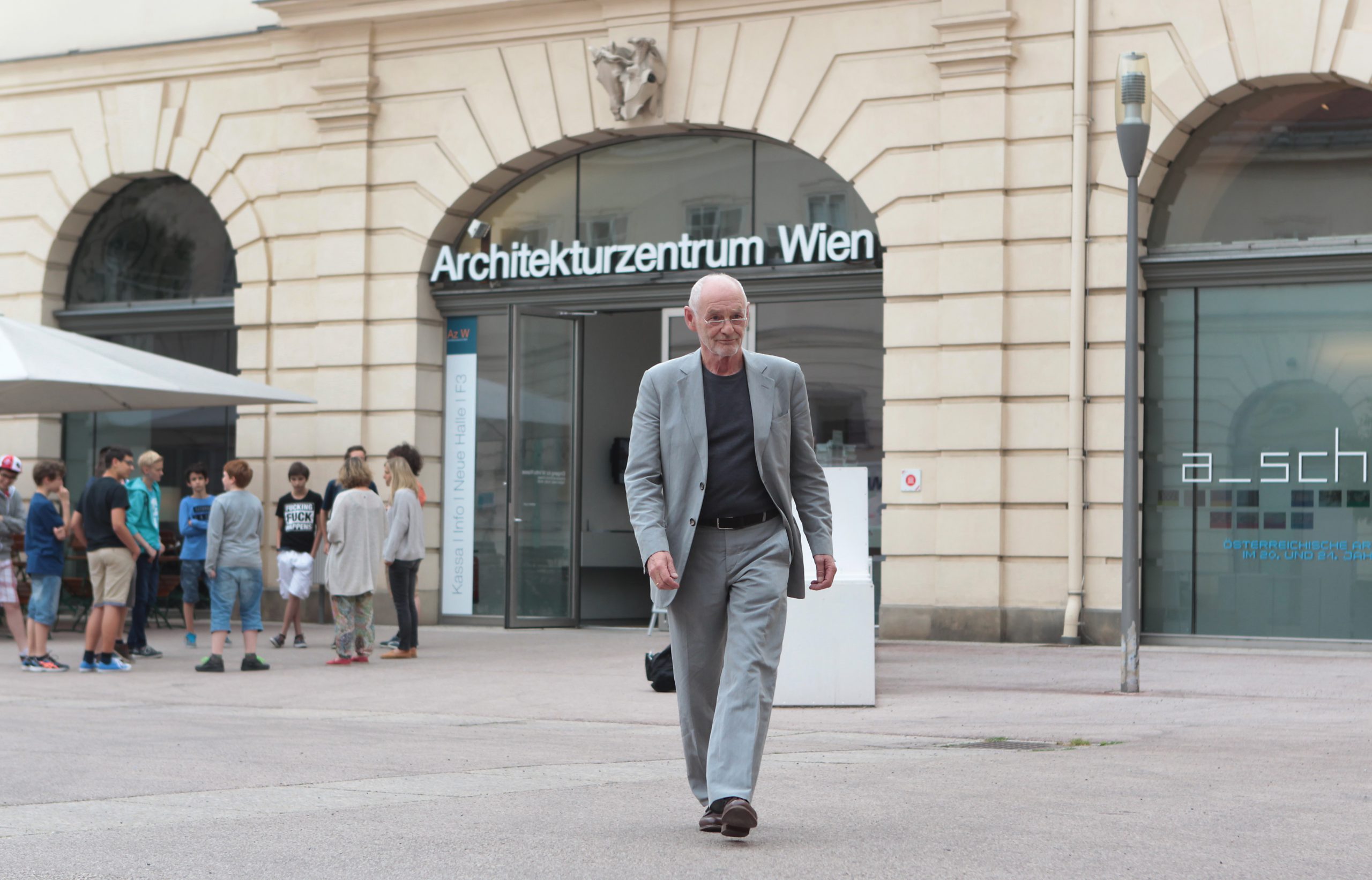 Mann in grauem Anzug vor Eingang Architekturzentrum Wien