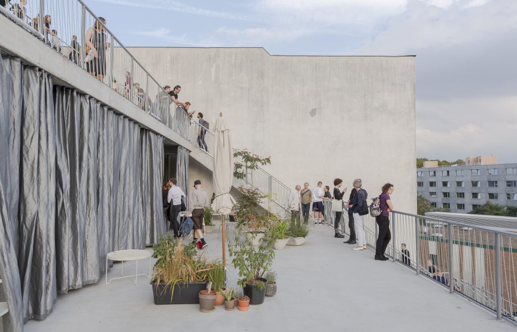 Terrasse mit Menschen