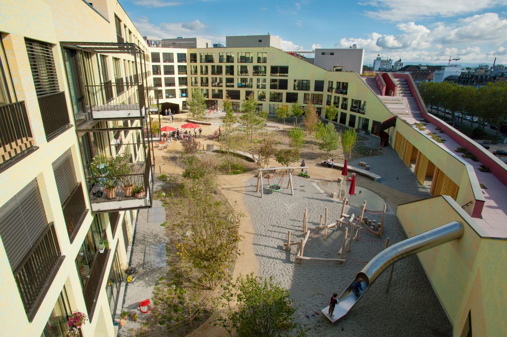 Wohngebäude mit Spielplatz und großer Rutsche