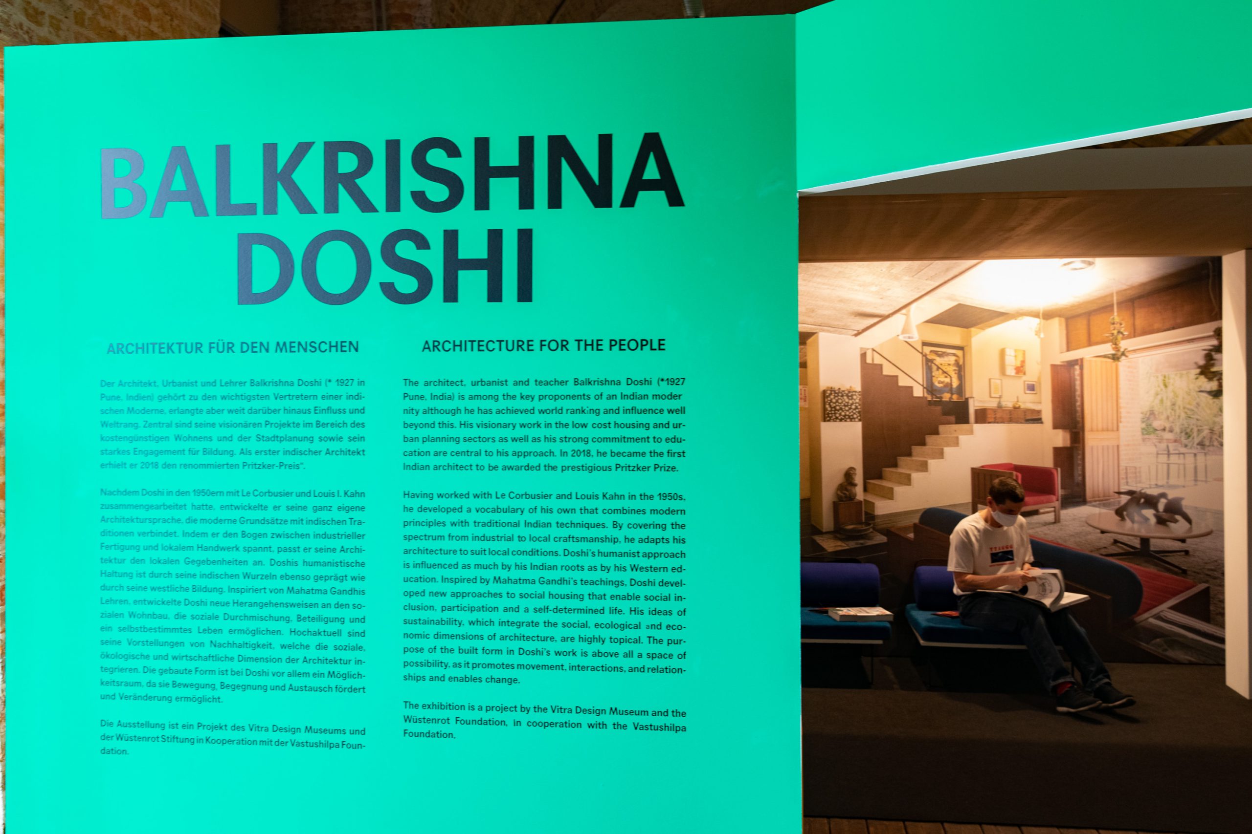 große grüne Wand mit Text über Balkrishna Doshi
