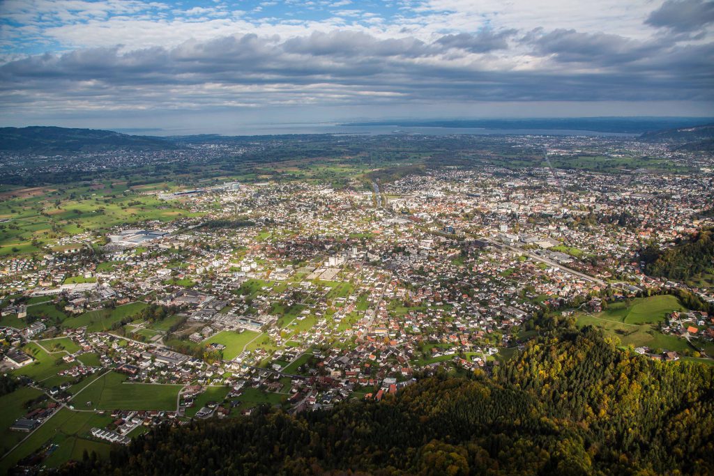 Luftbild mit Draufsicht auf eine Stadt