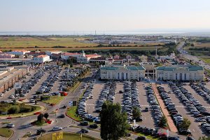 viele Autos auf einem Parkplatz mit Häusern dazwischen