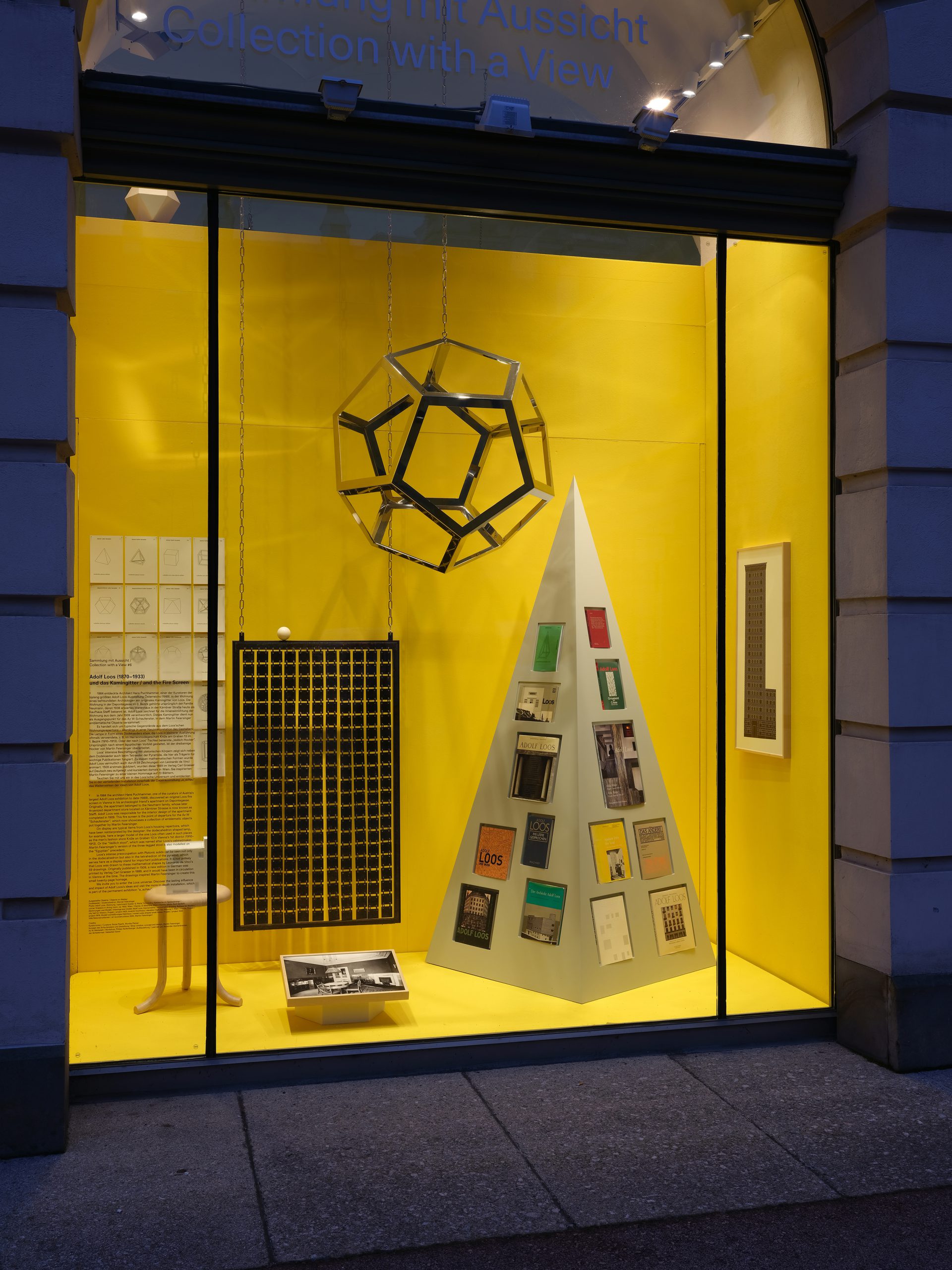 Buch-Pyramide in Schaufenster mit gelben Hintergrund
