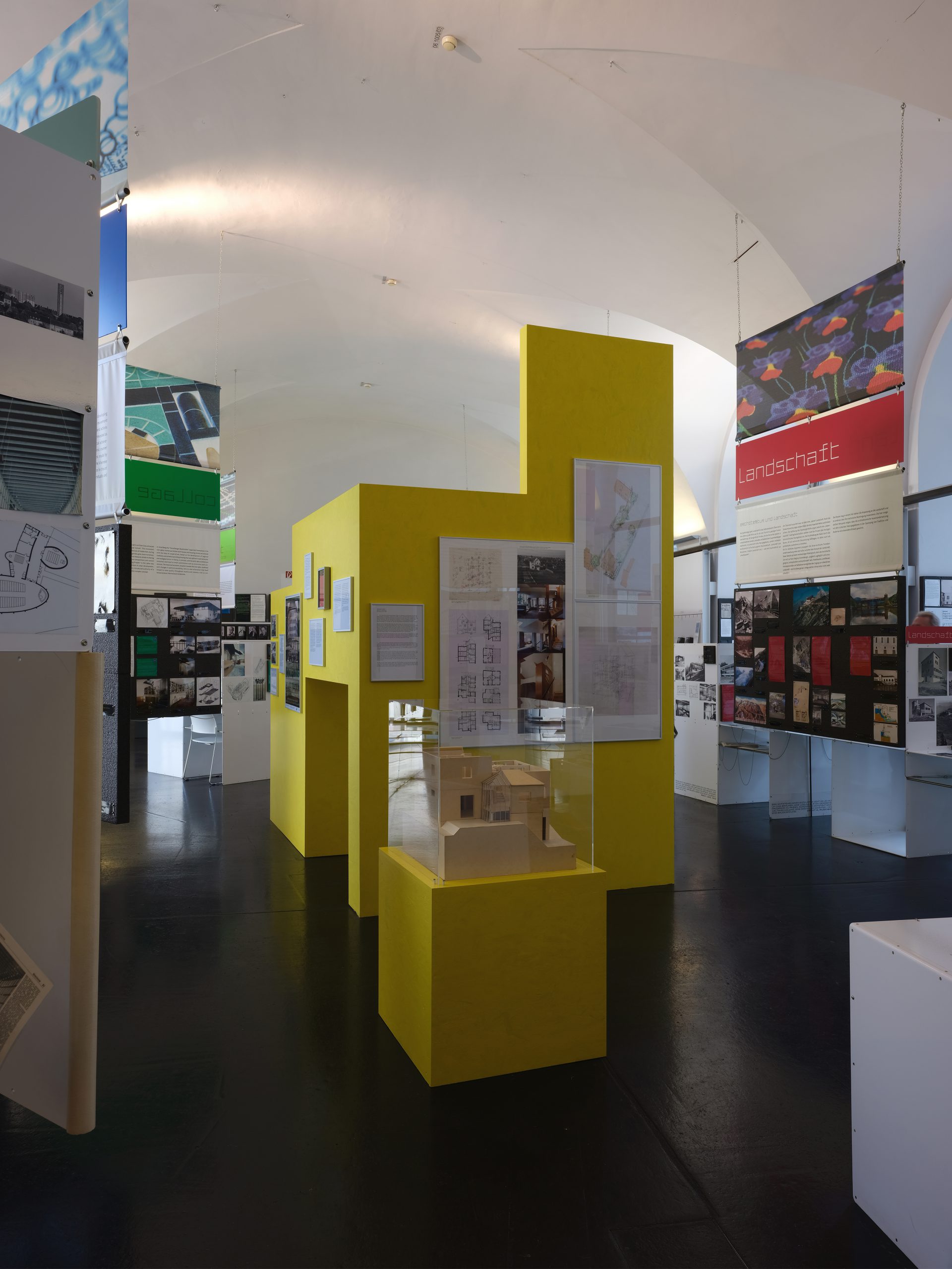 Architekturmodell mit gelber Installation