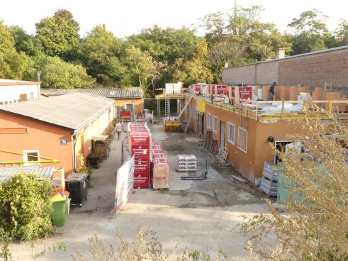 Baustelle mit Wald im Hintergrund