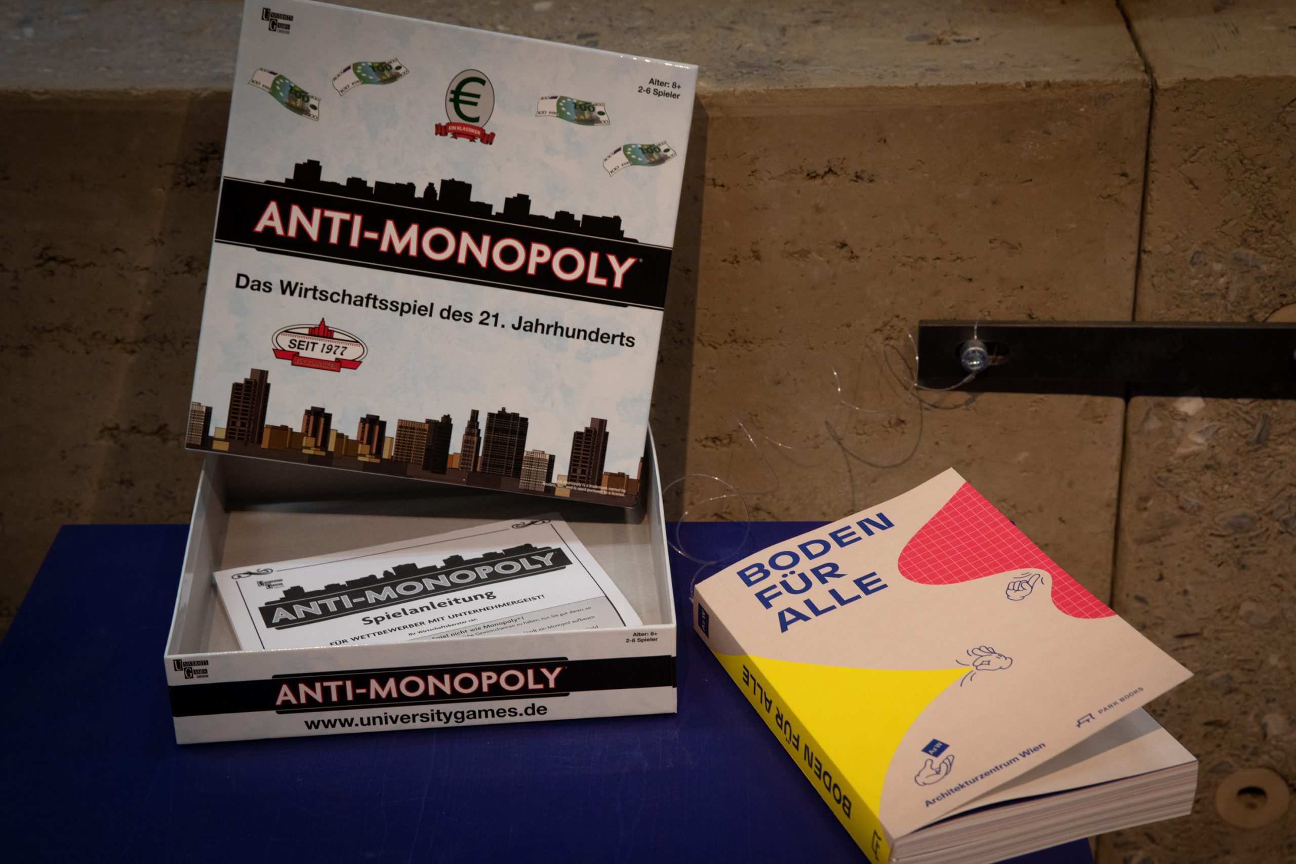 Spiel Monopoly und Katalog Boden für Alle