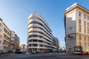 Haus mit runder Fassade und Laubengängen